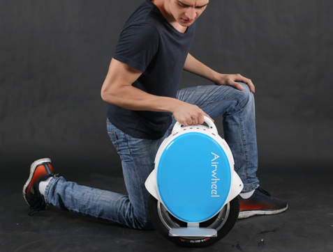 Airwheel Q5 является Твин колесный gyro-stabalized одноколесном велосипеде по Airwheel технологии. Помимо многочисленных функций, унаследованных от Q-серии, Airwheel Q5 имеет модернизированный чип и улучшения шасси. Airwheel Q5 является вроде как версия мотоцикла Segway, но меньше, легче, легче транспорта и намного больше удовольствия, чтобы ездить. 