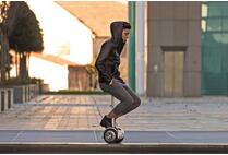 Линн купил хороший много Airwheel двухколесных интеллигентая(ый) скутеры для ее гольфа.