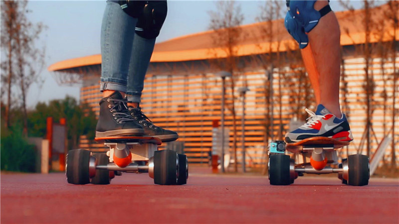 Los patinadores pueden disfrutar de un monopatín perfecto con Airwheel M3 debido a sus brillantes prestaciones y su maravillosa velocidad.